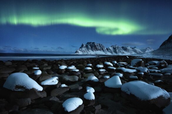 Lofoten Photo workshop - Northern lights. Mointains in front